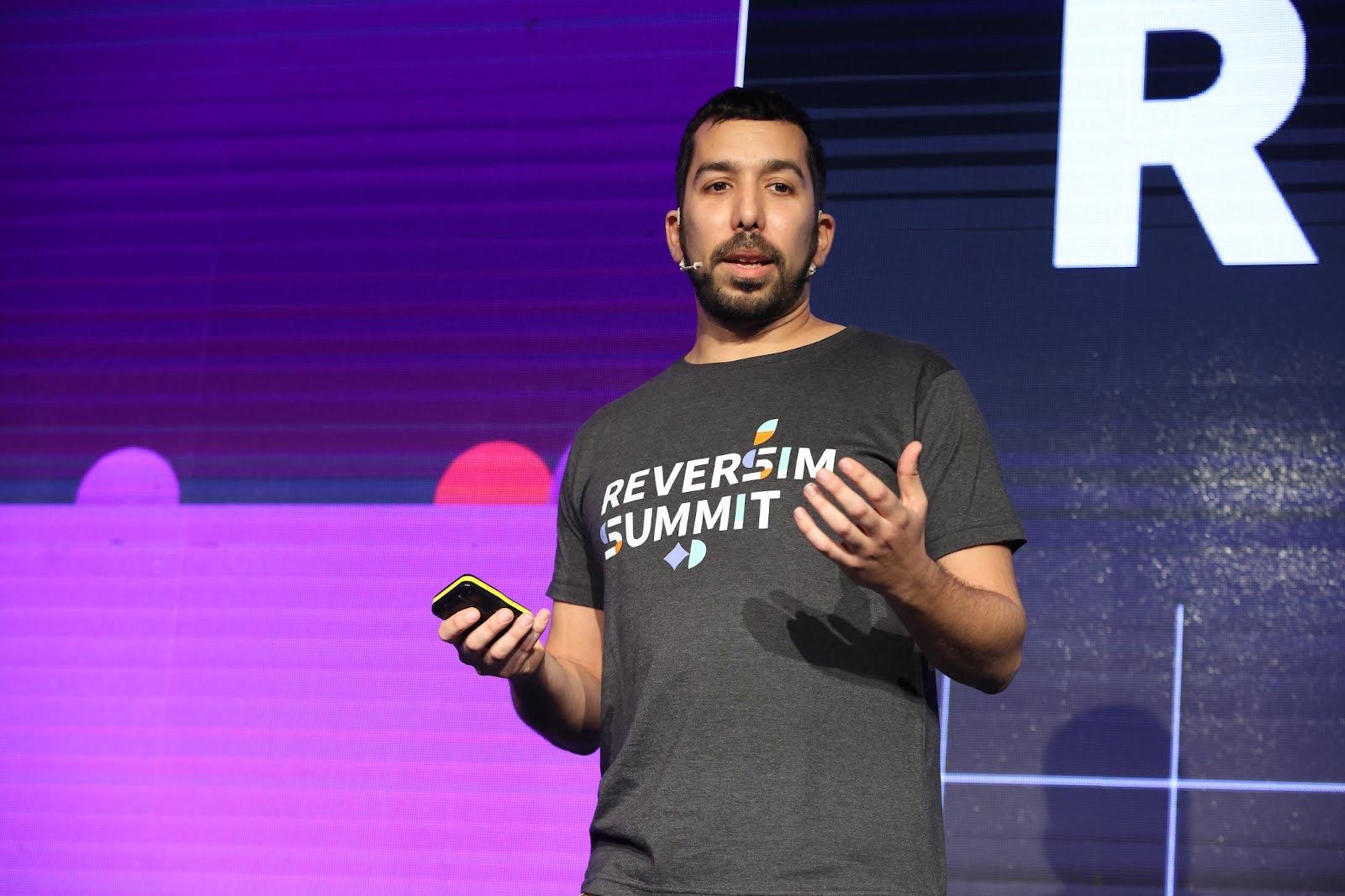 Chen Feldman presenting a talk at Reversim Summit conference